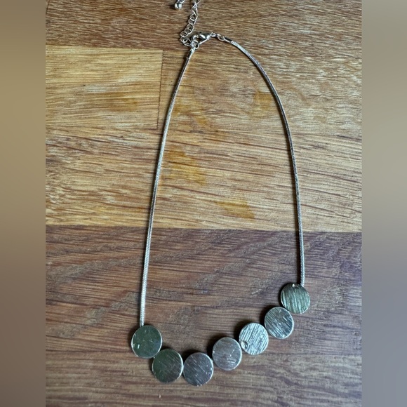 Jewelry - Gold toned simple circle necklace